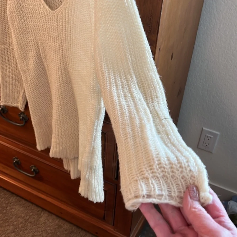 Azul Women’s cream ribbed V neck sweater. There is a little pull on sleeve.